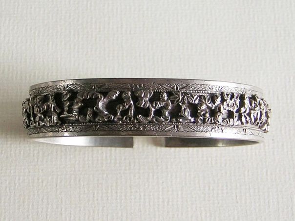 Bangle with figures in a landscape – (0252)